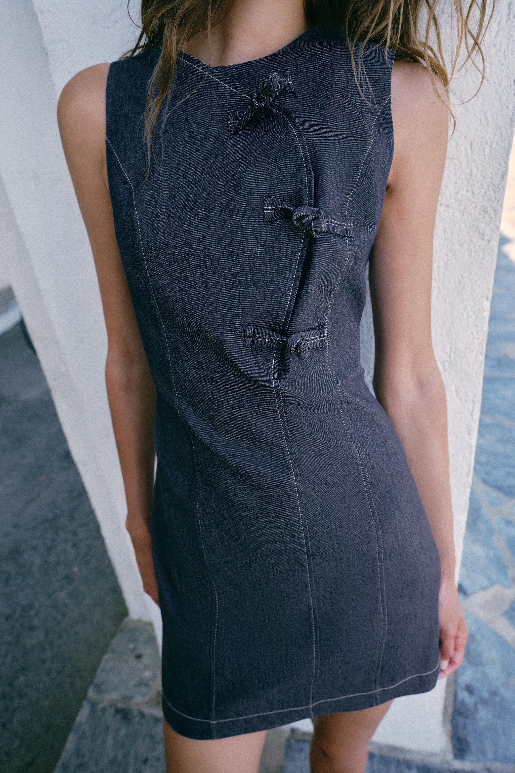 ROBE COURTE À BRANDEBOURGS